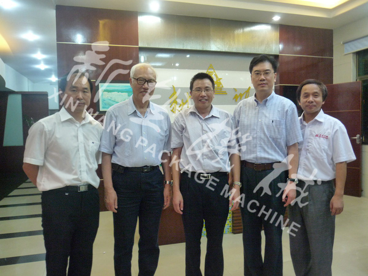 中國工程院院士段正澄、中國工程院院士、華中科技大學(xué)黨委書記邵新宇、廣東省智能機器人研究院院長張國軍一行蒞臨新望公司考察指導(dǎo)