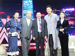 新望董事長羅永輝與著名歌星劉尊老師、汪正正老師、郭津彤老師、主持人雅琪在北京電視臺錄制節(jié)目現(xiàn)場親切合影